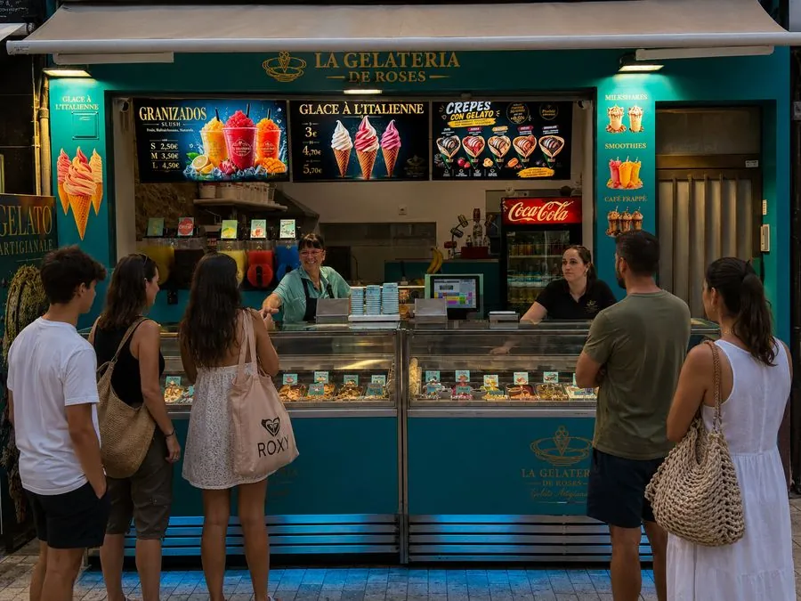 Clientes disfrutando helado artesanal en La Gelateria de Roses